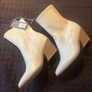 Universal Cream Heeled Boots